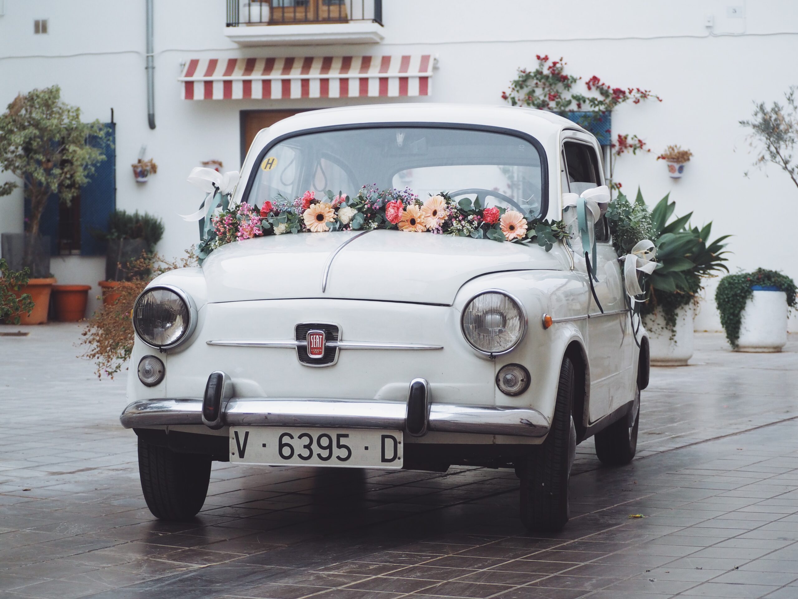 Seat 600 blanco restaurado para alquiler de bodas en Valencia