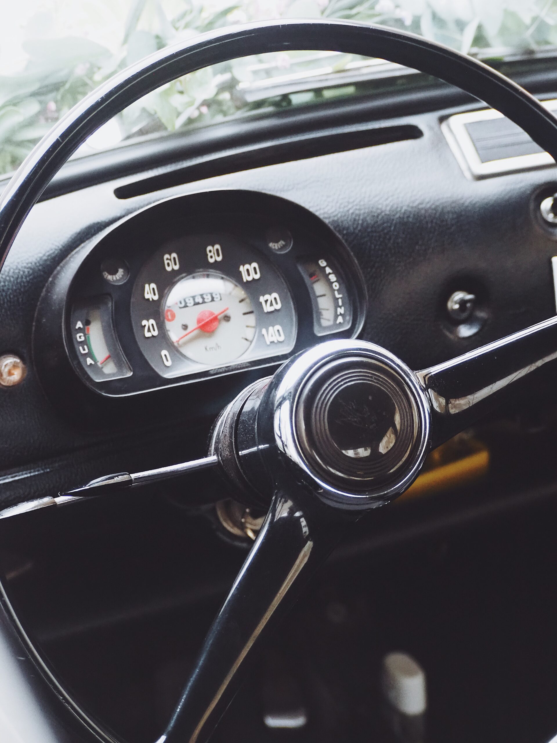 Interior y volante del Seat 600 restaurado