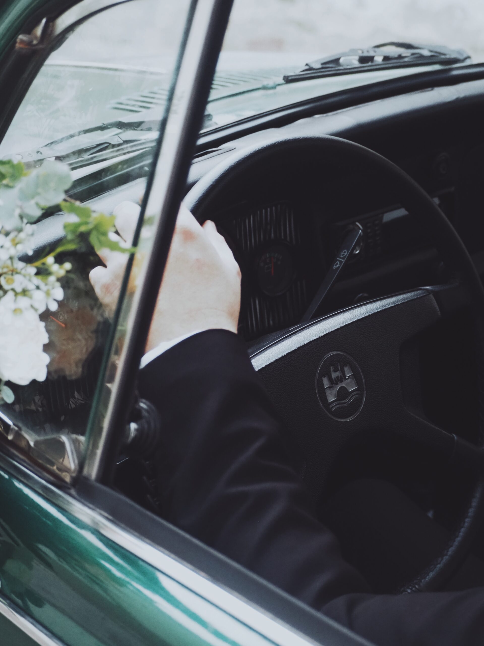 Interior del VW Escarabajo con el volante y mano del conductor