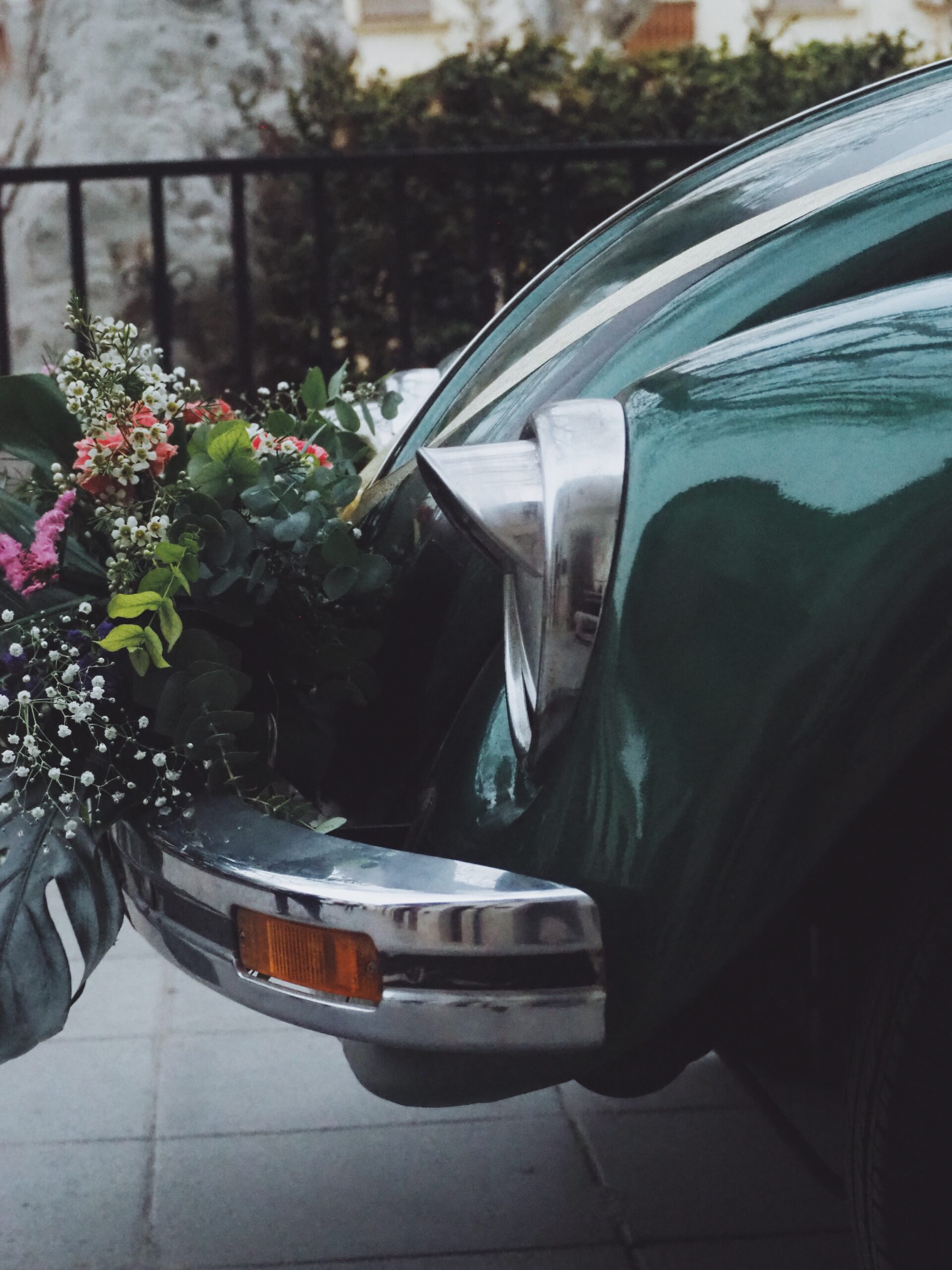 Detalle del guardabarros del VW Escarabajo con ramo de flores