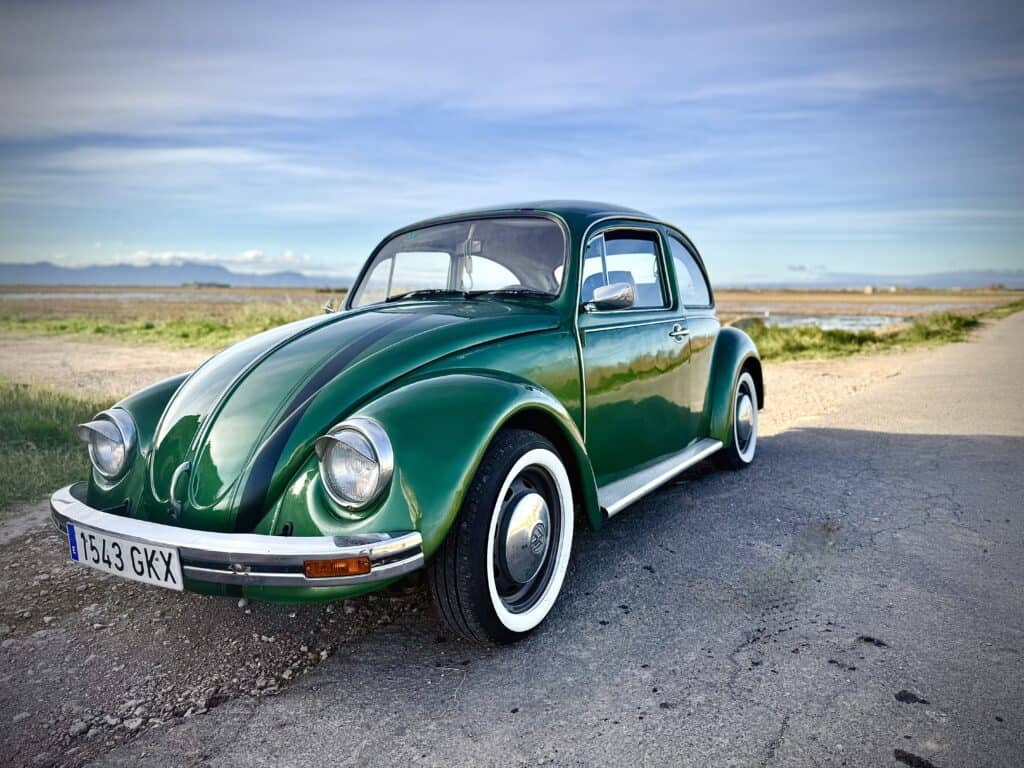 Volkswagen Escarabajo verde de 1975 en localización de rodaje en Valencia, coche clásico disponible para cine y televisión