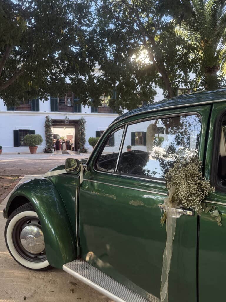 coche clasico boda valencia volkswagen escarabajo verde decorado con flores en masia aldamar