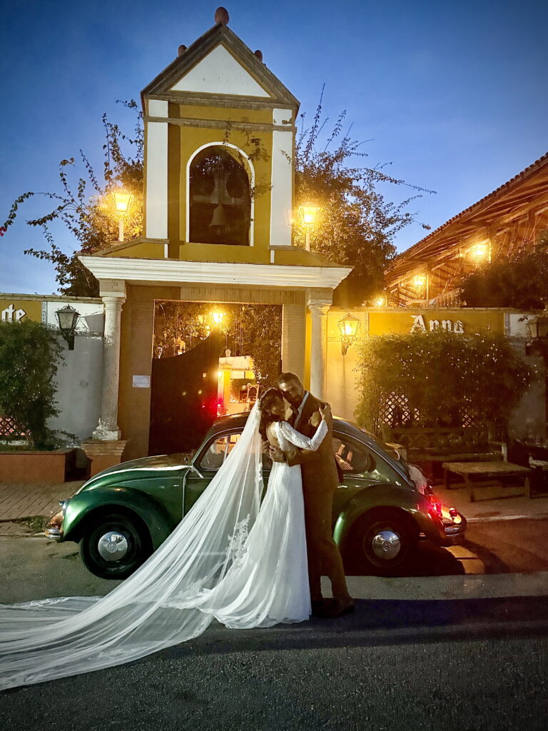 Llegada de la novia en VW Escarabajo a su boda en Valencia