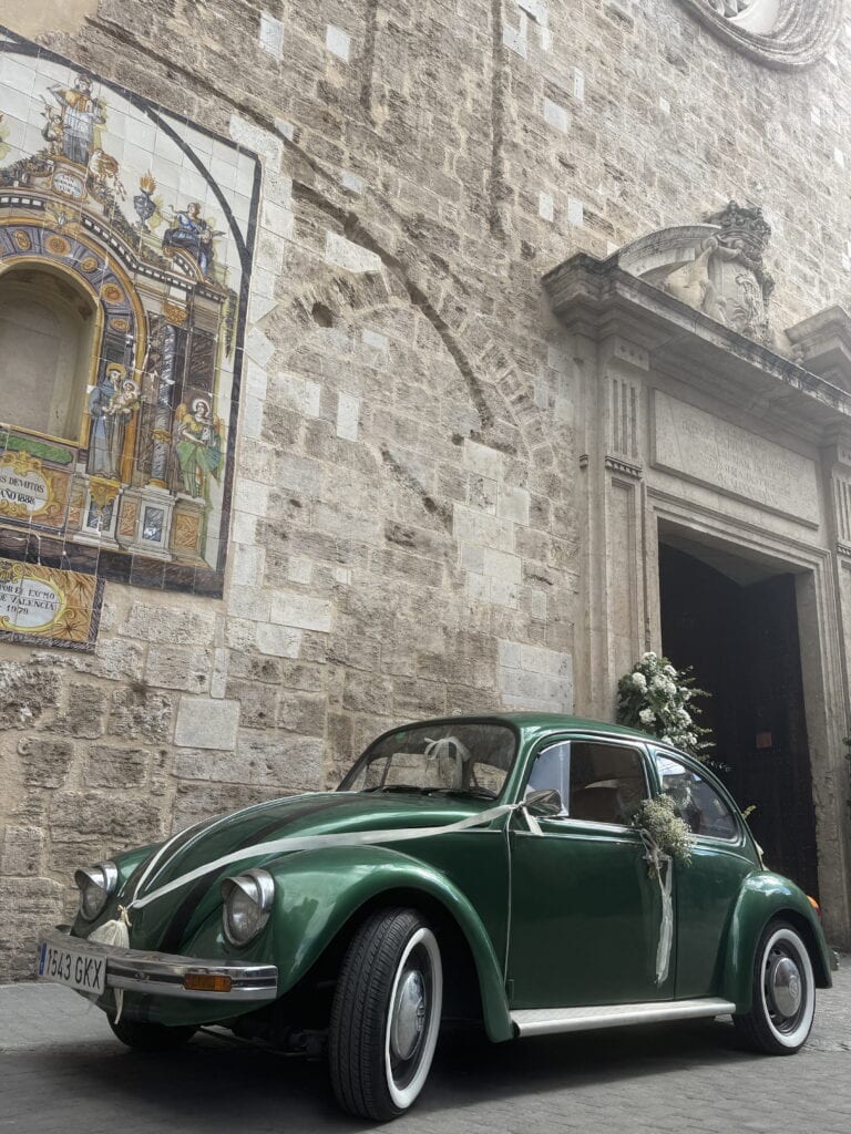 coche clasico boda valencia volkswagen escarabajo frente iglesia santa catalina